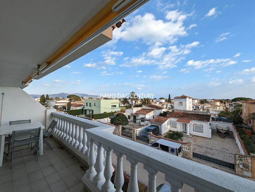 Beautiful renovated apartment in a secure residence with swimming pool and mooring