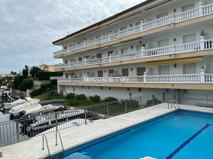 Beautiful renovated apartment in a secure residence with swimming pool and mooring
