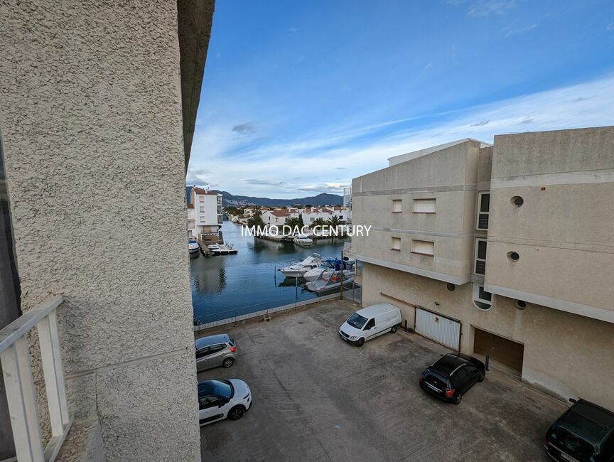 Apartment for sale in Empuriabrava with private parking