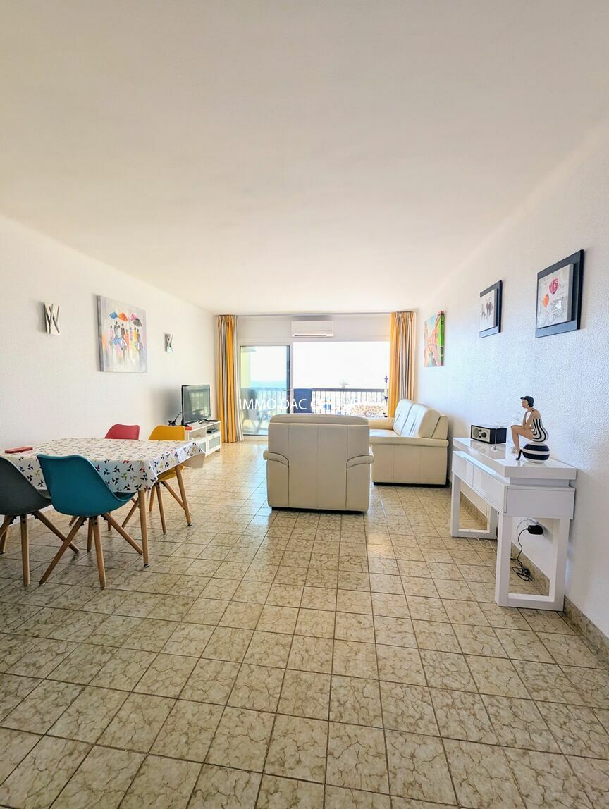 Apartment for sale completely renovated on the first line of the sea in Empuriabrava.