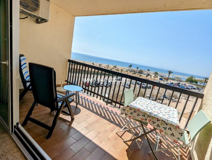 Apartment for sale completely renovated on the first line of the sea in Empuriabrava.