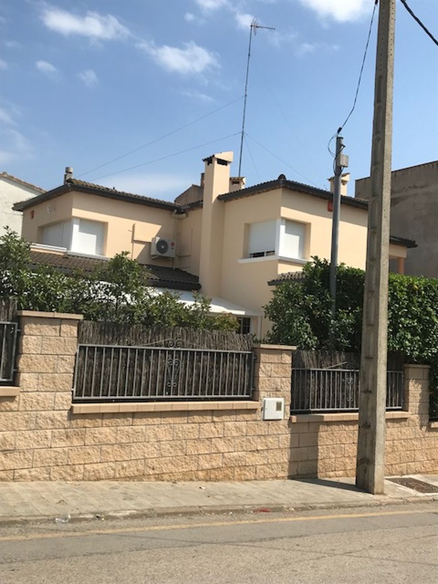 Villa for sale in Roses with pool and garage