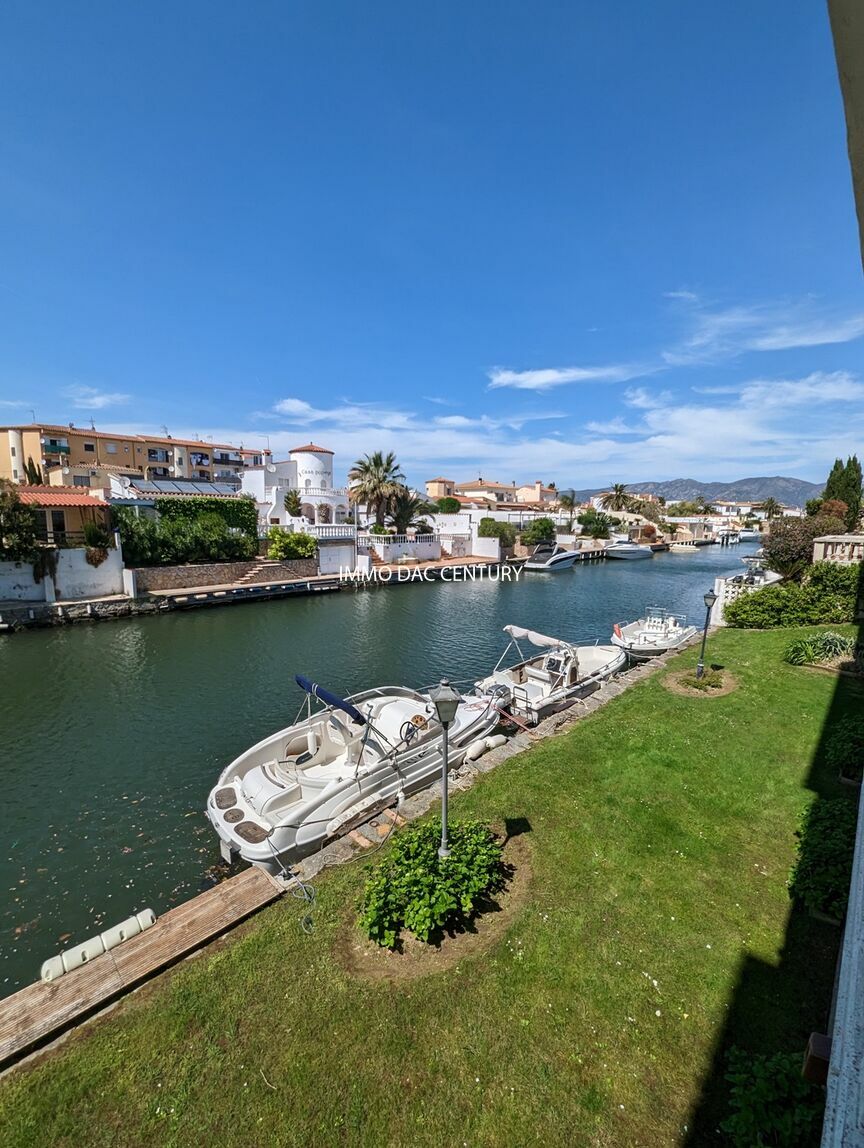 Apartment for sale in Empuriabrava with canal view, swimming pool and community mooring