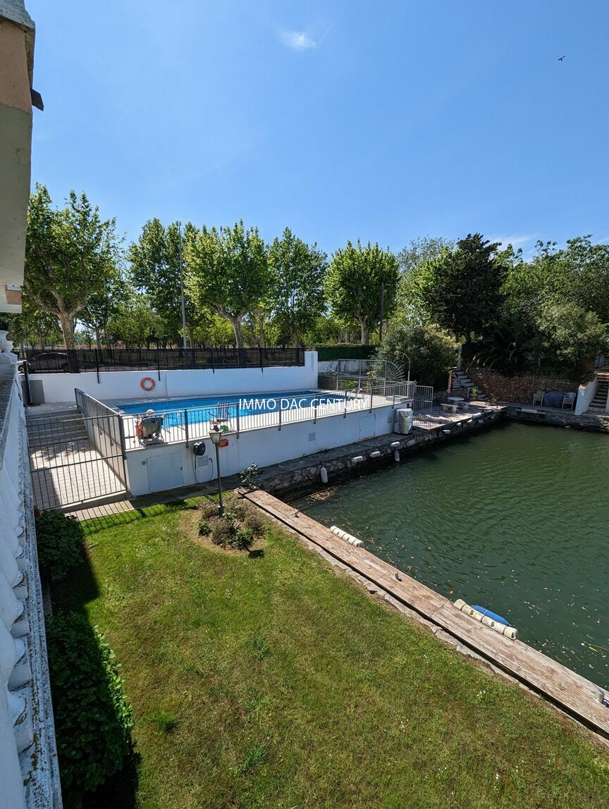Pis en venda a Empuriabrava amb vistes al canal, piscina i amarratge comunitari