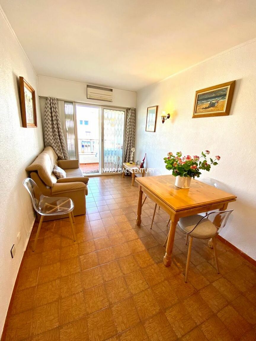 Canal view apartment with mooring and parking space for sale in Empuriabrava.