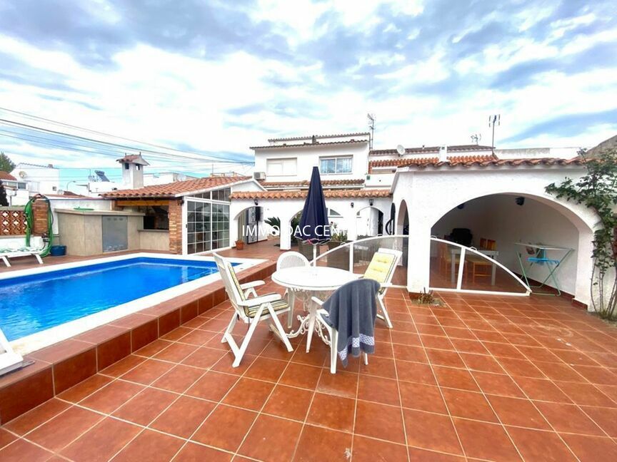 House for sale with salt pool land of 400M2 in Empuriabrava.