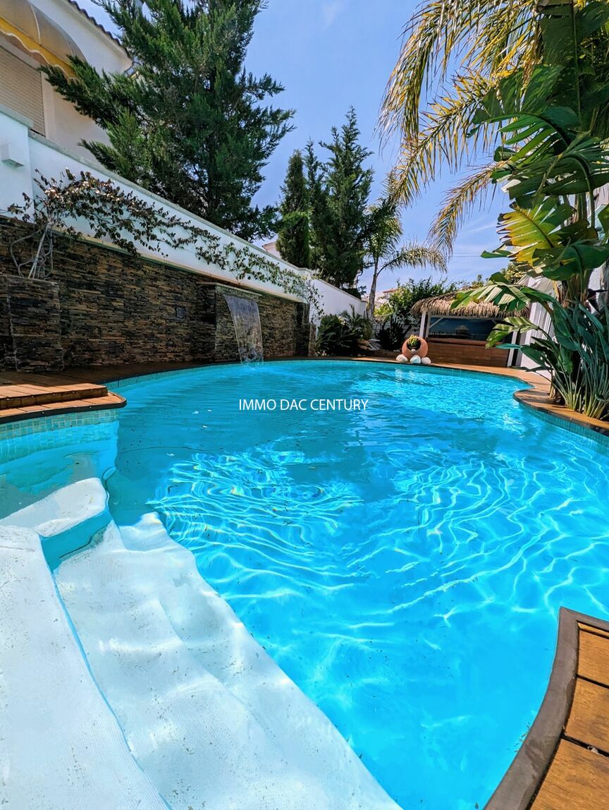 Magnifique villa en vente avec piscine, spa, garage à Empuriabrava.