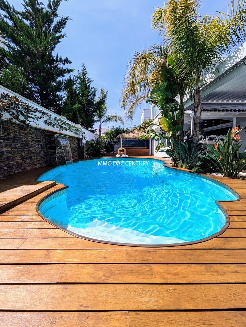 Magnifique villa en vente avec piscine, spa, garage à Empuriabrava.