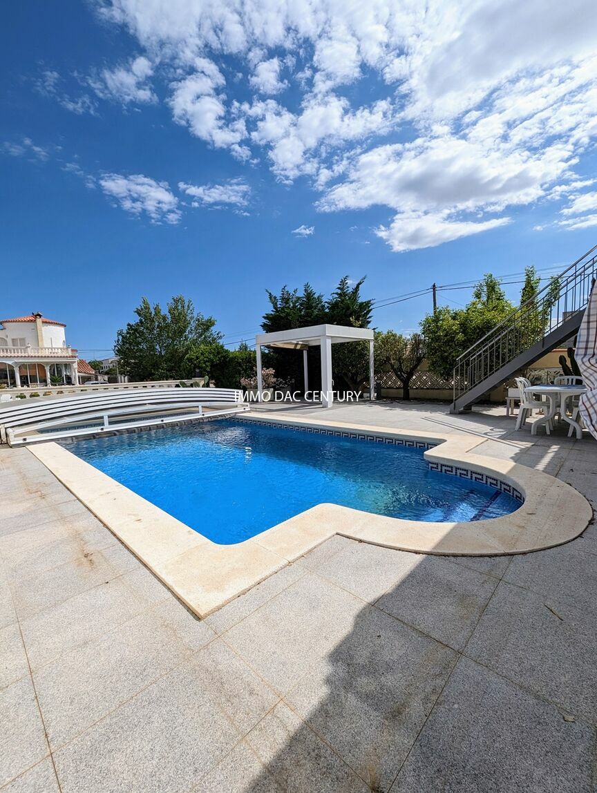 House for sale in Empuriabrava with mooring and completely renovated swimming pool.