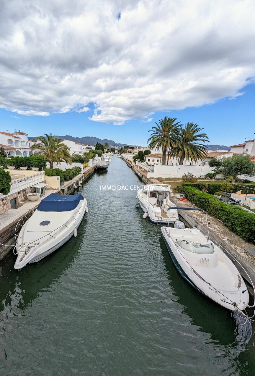 House for sale in Empuriabrava with mooring and completely renovated swimming pool.
