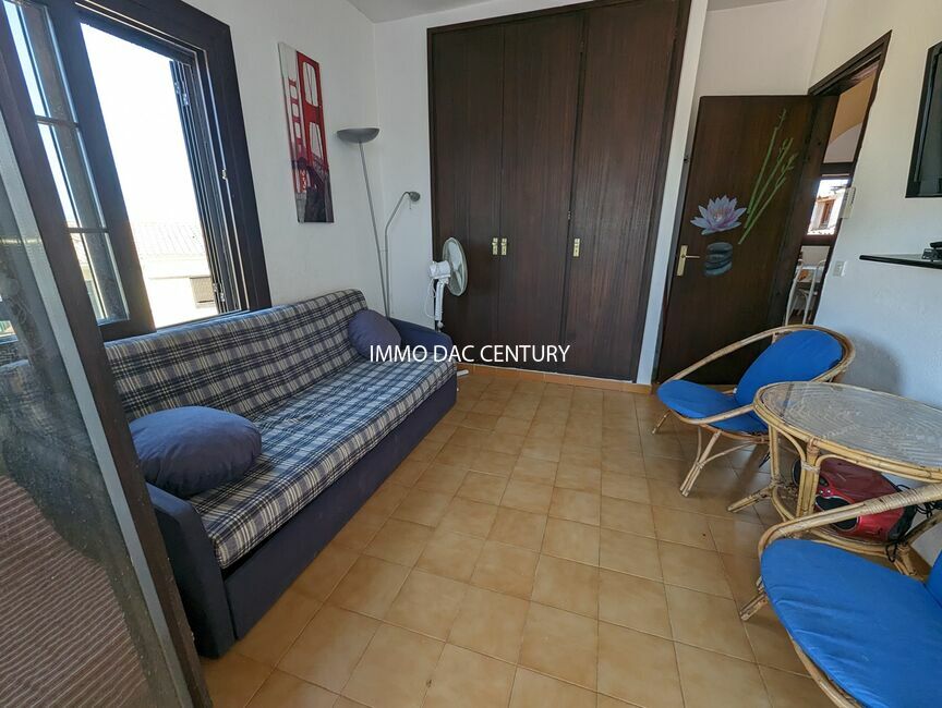 Apartment for sale in Empuriabrava with beautiful terrace and community mooring.