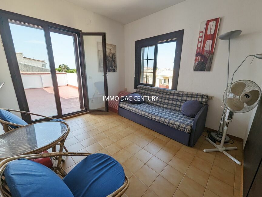 Apartment for sale in Empuriabrava with beautiful terrace and community mooring.