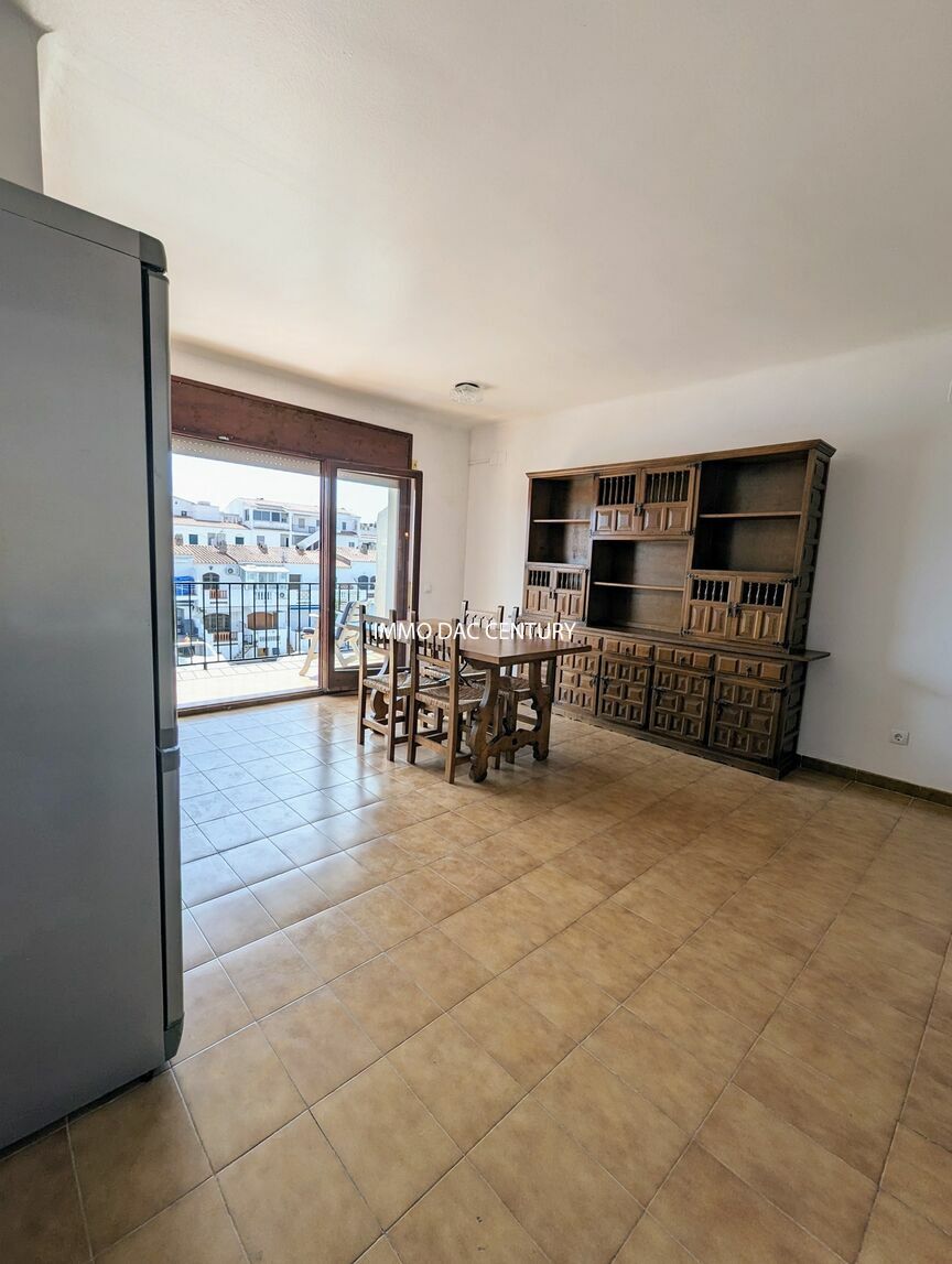 Apartment for sale in Empuriabrava with canal view terrace.