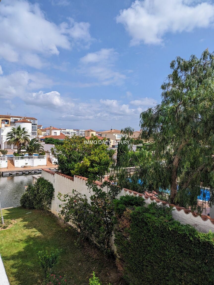 Apartment for sale in Empuriabrava with canal view, garage, swimming pool and community mooring