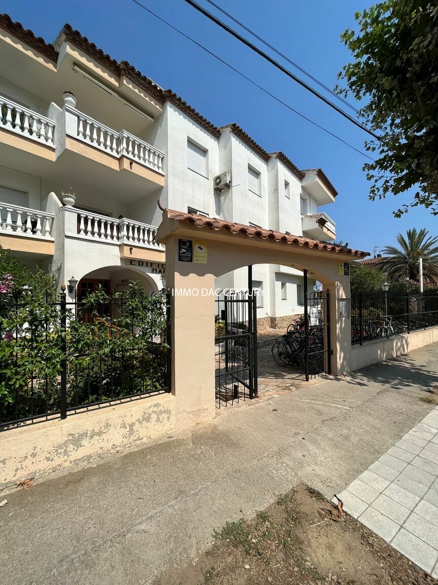 Apartment for sale in Empuriabrava with canal view, garage, swimming pool and community mooring