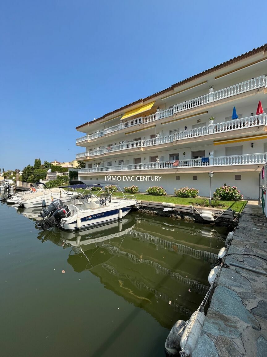 Wohnung zum Verkauf in Empuriabrava mit Blick auf den Kanal, Garage, Swimmingpool und Gemeinschaftsliegeplatz