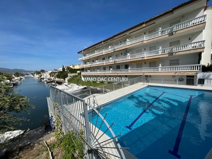Apartment for sale in Empuriabrava , swimming pool and community mooring