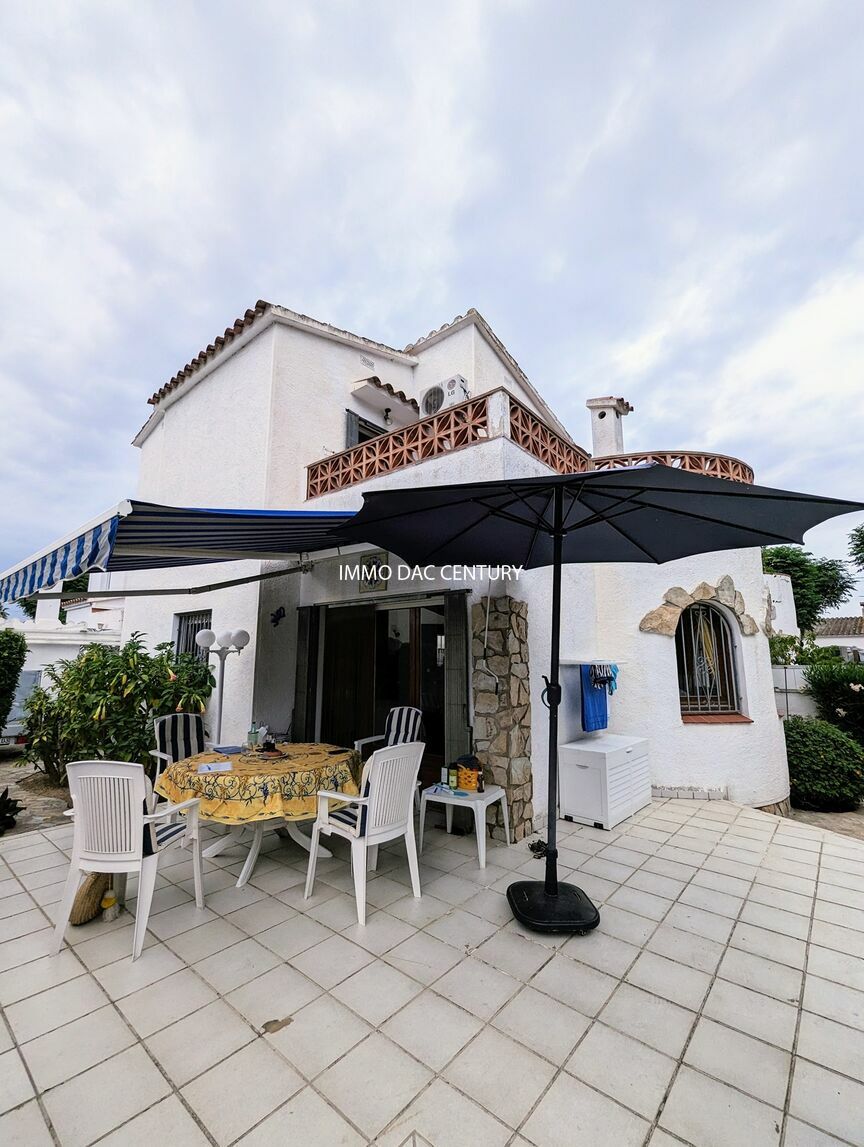 Traditional house in quiet area for sale in Empuriabrava.