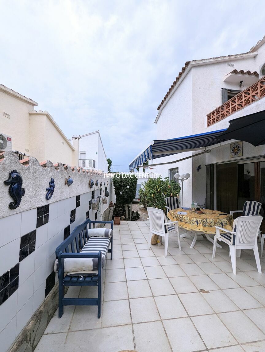 Traditional house in quiet area for sale in Empuriabrava.