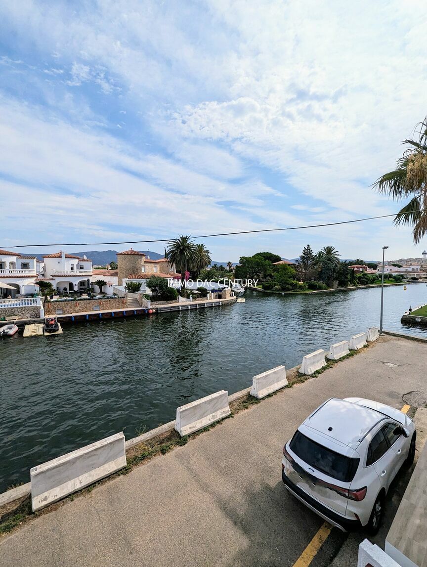 House for sale Empuriabrava with 4 bedrooms and mooring canal view
