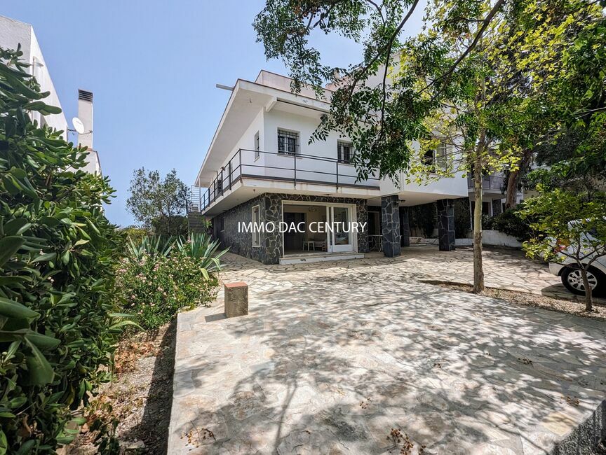 Preciosa casa unifamiliar con vistas panorámicas al mar y montaña en venta en Llança.