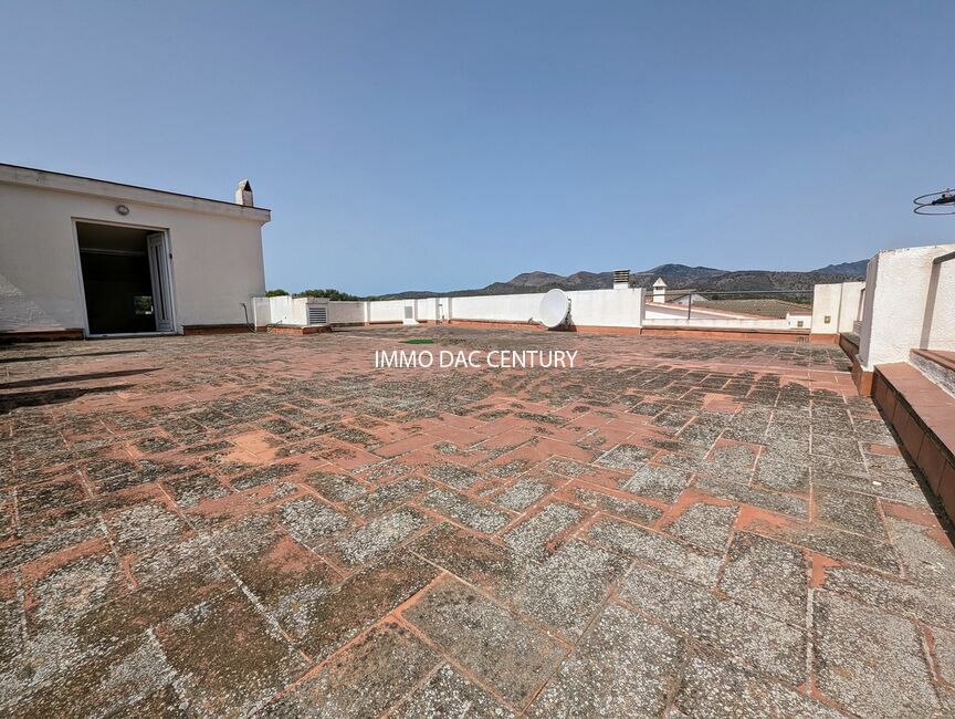 Belle maison unifamiliale avec une vue panoramique mer et montagnes en vente à Llança.