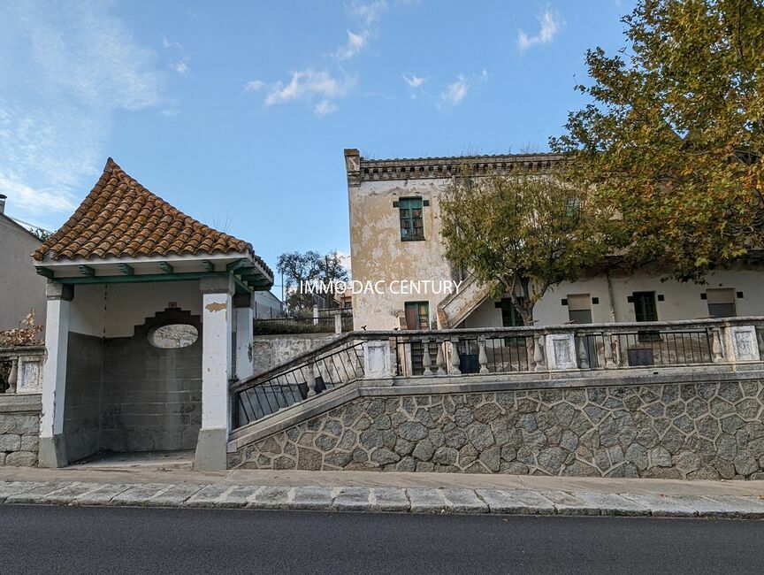 Edifici antic per rehabilitar prop de la frontera en un poble turístic