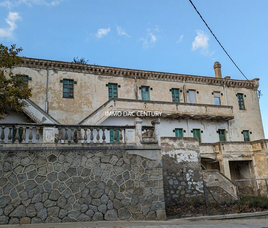 Edifici antic per rehabilitar prop de la frontera en un poble turístic