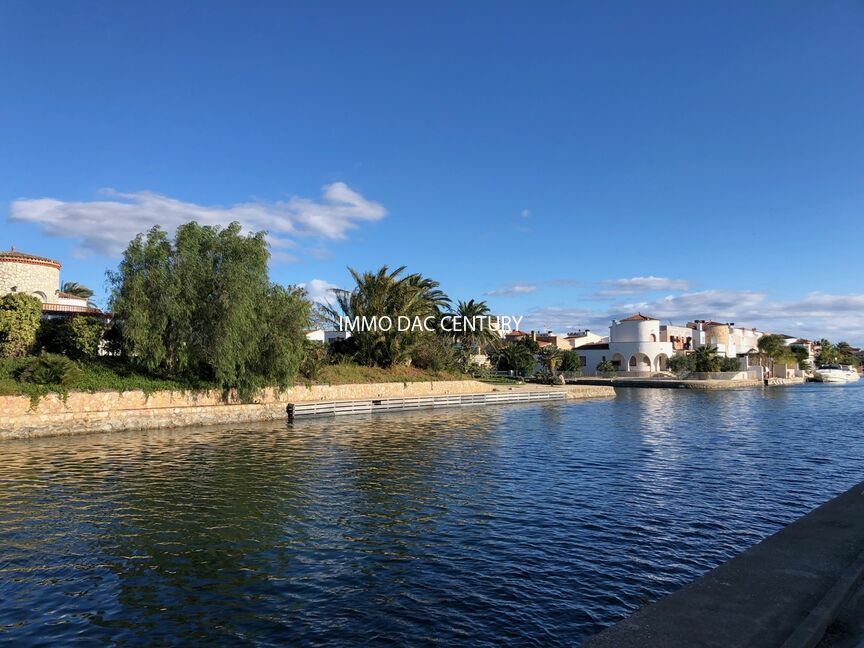 Apartment for sale in Empuriabrava with large canal view terrace
