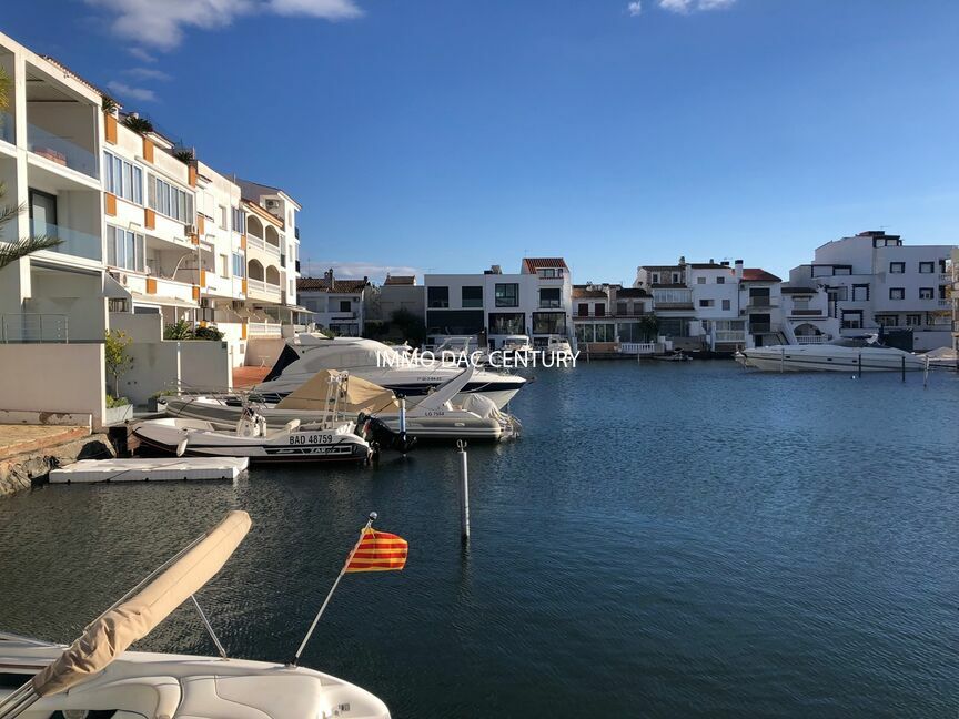 Apartment for sale in Empuriabrava with large canal view terrace