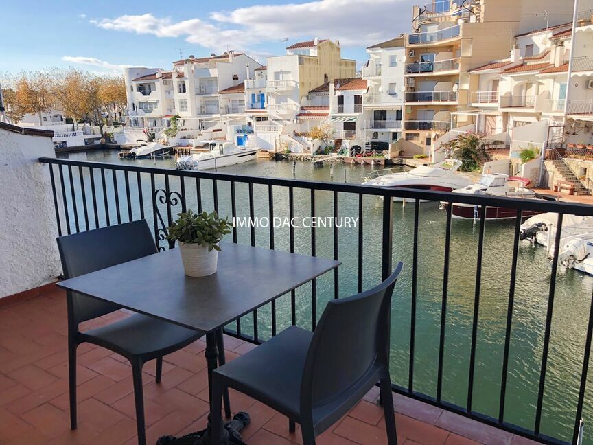 Apartamento en venta en Empuriabrava con gran terraza con vistas al canal