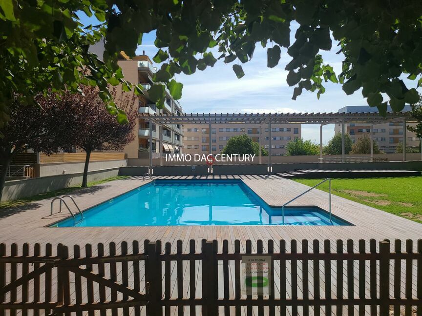 Pis amb garatge i piscina comunitària a Figueres en zona residencial