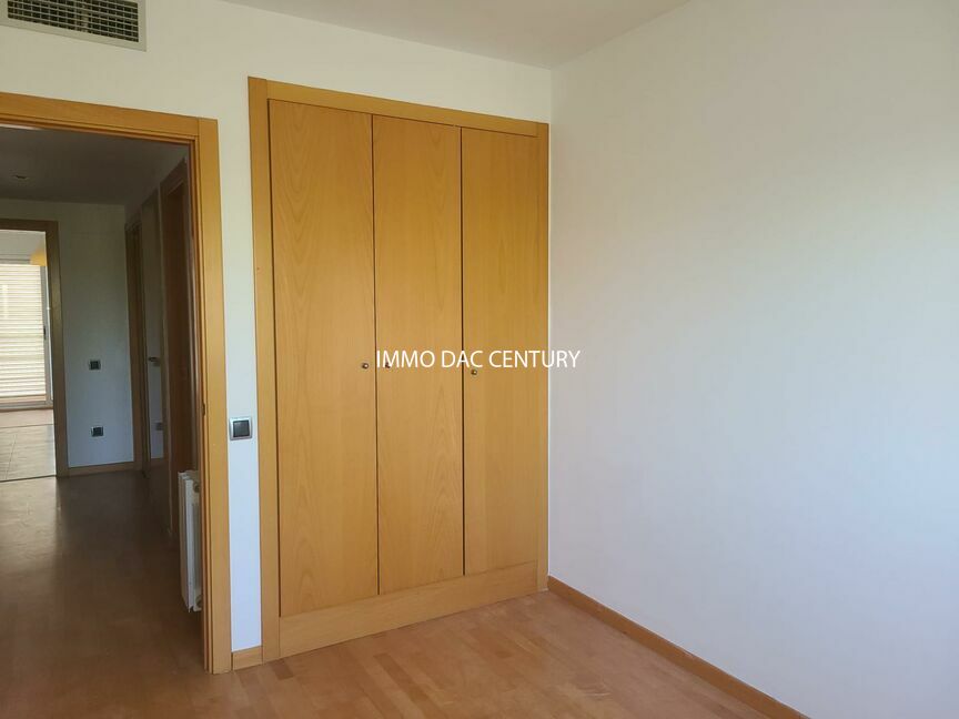 Apartment with garage and community pool in Figueres in residential area