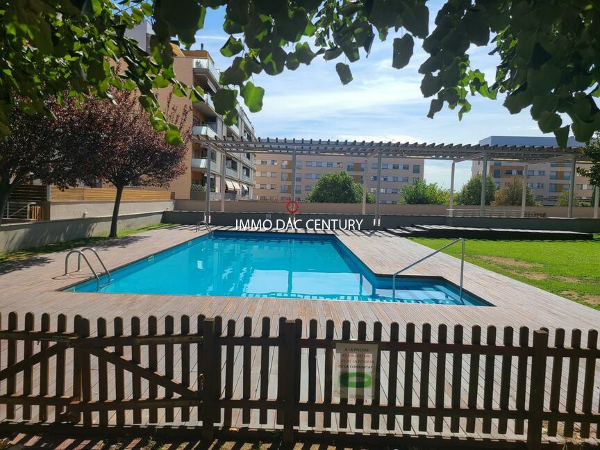 Apartment with garage and community pool in Figueres in residential area