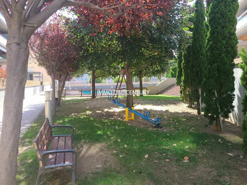 Piso con garaje y piscina comunitaria en Figueres en zona residencial