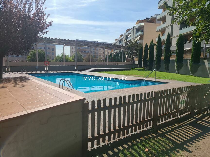 Appartement avec garage et piscine communautaire à Figueres dans quartier résidentiel