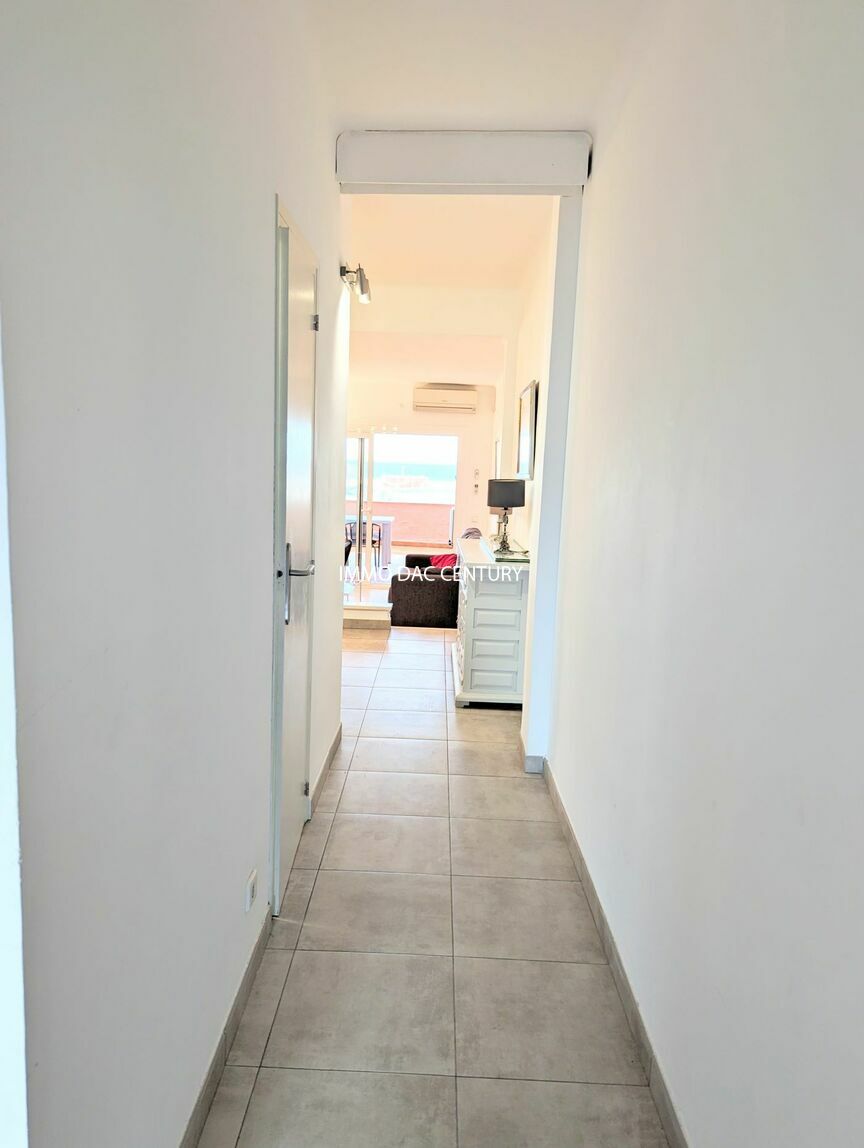 Beautiful, completely renovated apartment on the seafront for sale in Empuriabrava.