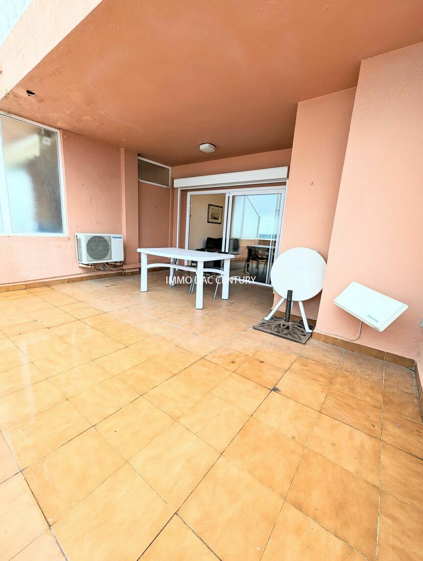Beautiful, completely renovated apartment on the seafront for sale in Empuriabrava.