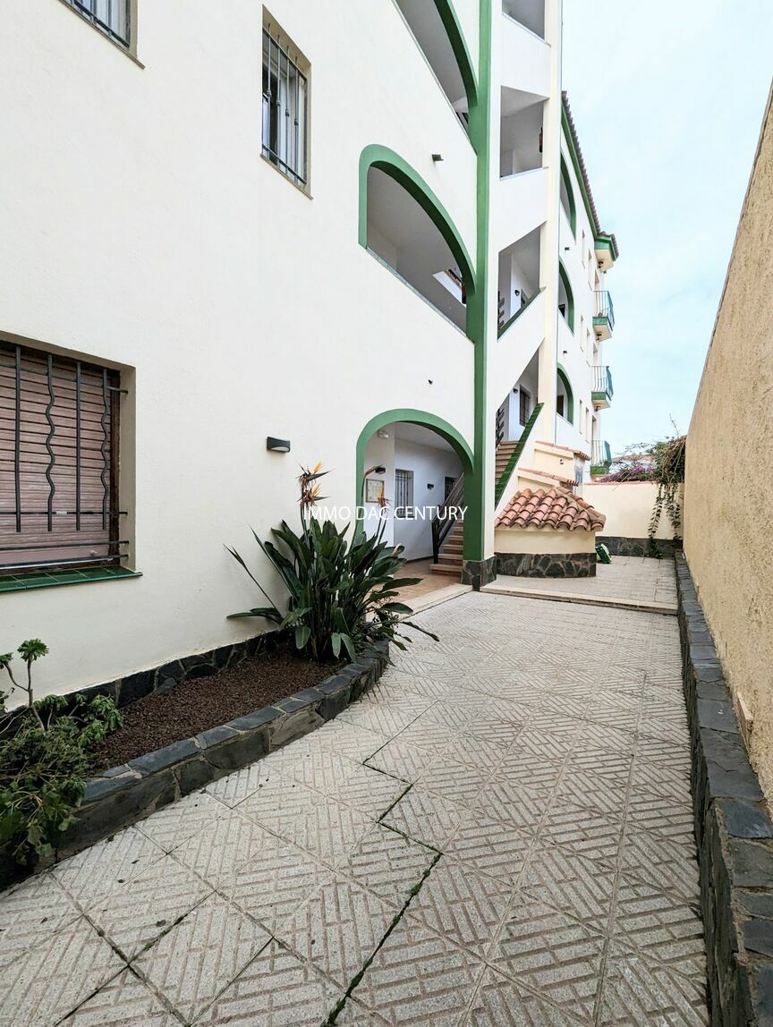 Beautiful canal and mountain view apartment for sale in Empuriabrava.