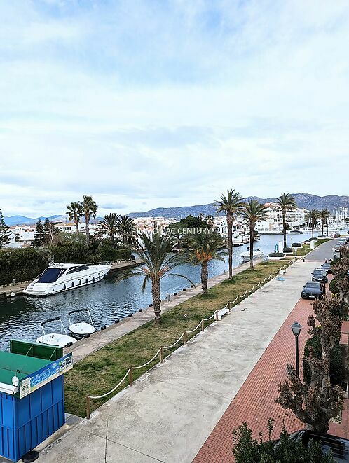 Beautiful canal and mountain view apartment for sale in Empuriabrava.