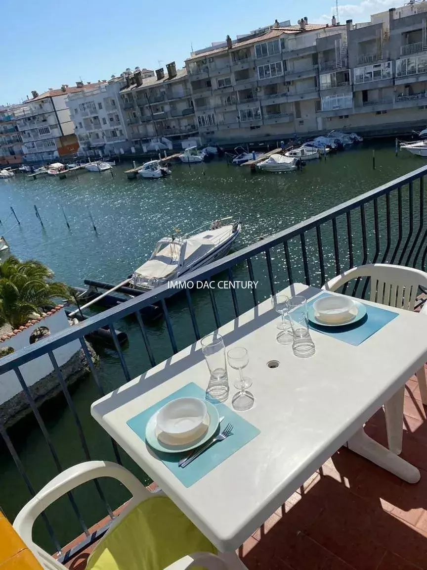 Apartment with canal view and parking space for sale in Empuriabrava.