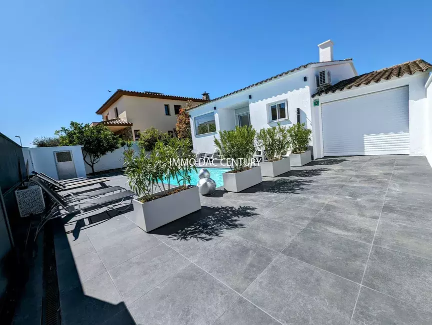 Completely renovated single storey house with swimming pool and parking for sale Empuriabrava