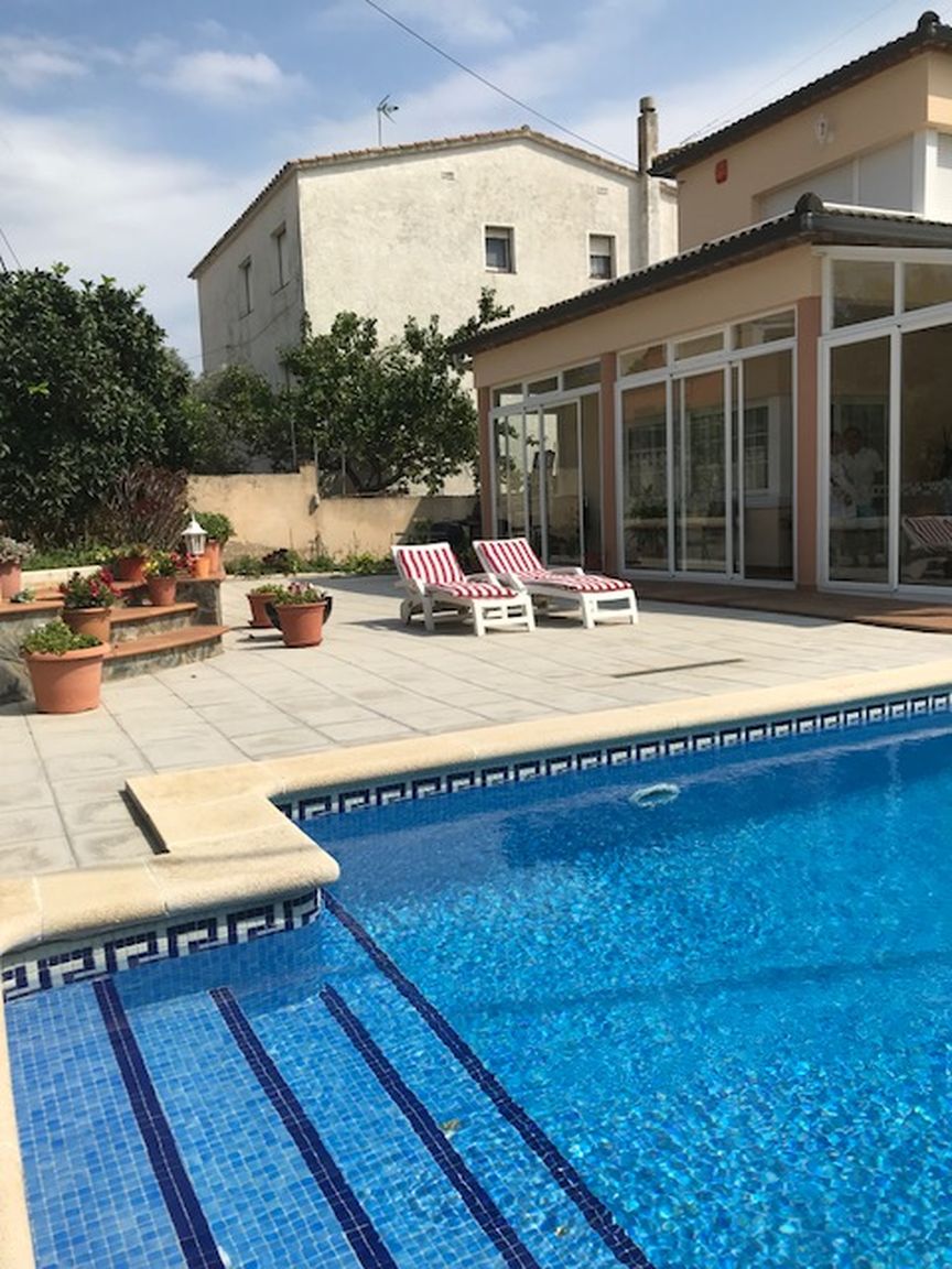 Villa en vente à Roses avec piscine et garage