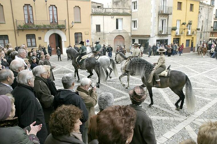 Una de las tradiciones más arraigadas en el pasado reciente de Castello d´Empuries es la celebración de la Cavallada el domingo 17 marzo 2024.