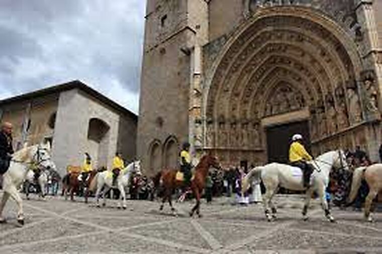 L' une des traditions les plus enracinées dans le passé récent de Castello d´Empuries est la célébration de la Cavallada le dimanche 17 mars2024
